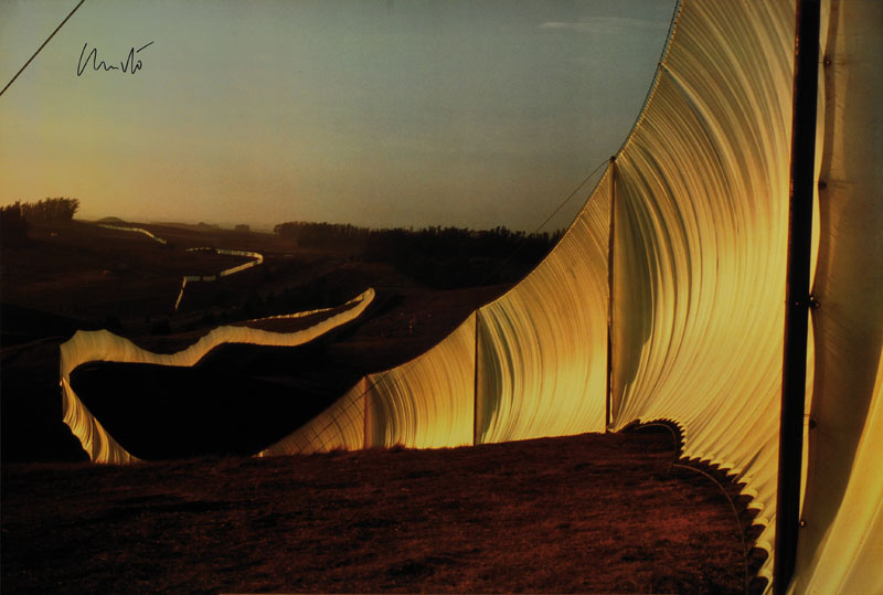 Christo, geb. 1935, "Running Fence", 1976, Fotolithografie auf Karton, gedruckt bei Poligrafa Barcelona 1991, handsigniert, ca. 64x95 cm
