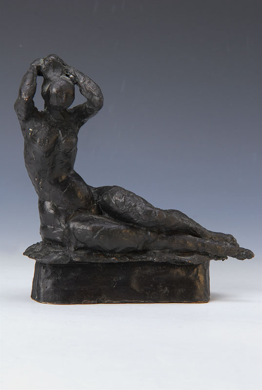 Erich Koch, geb. 1924, Bronzeskulptur, weiblicher liegender Akt, signiert, H. ca. 21 cm