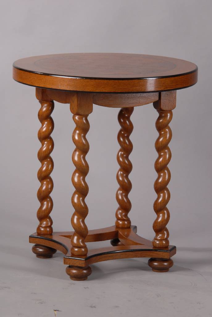 Spieltisch um 1910, Eiche massiv, reich gedrechselte Füße, nach innen gebogter Verbindungssteg, ebonisierte abgerundete Stäbe umlaufend, Eiche als ...