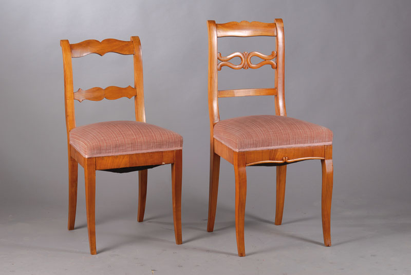 2 Biedermeierstühle, Kirschbaum massiv u. furniert, um 1830/35,lt. geschweifte Form, fein ausgearbeitete Querhölzer und Zargen, lt.geschweifte u. ...