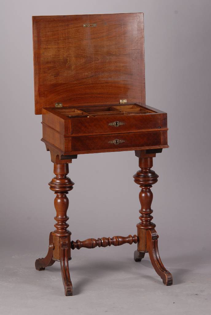 Biedermeierkommode um 1810, Korpus Fichte, Birne- u. Kirschbaumfurnier, abgeschrägte Kanten mit Risaliten, 2-schübig, Schlüsselbuchse mit ...