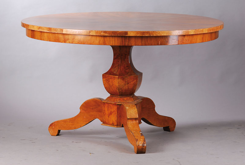 großer runder Tisch, süddeutsch, um 1835, Weichholz/Nussbaumwurzel/Nussbaum, Säule sechskantig in Balusterform, drei Ausleger, diese dreifach in ...