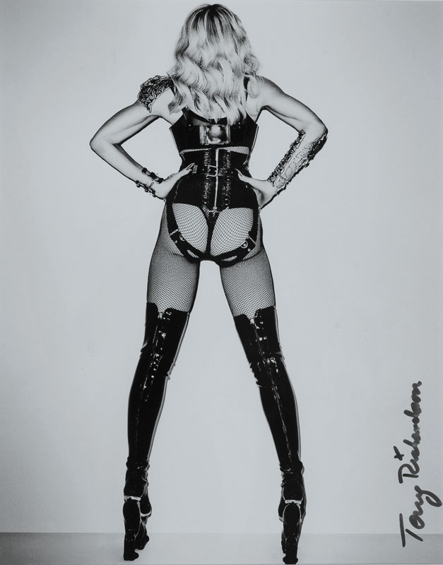 Terry Richardson, geb. 1965 New York, Madonna, Farbfotografie, handsigniert, ca. 25x20 cm, unter Glas gerahmt