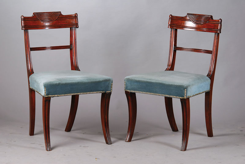 6 Regency-Stühle, England um 1790-1810, Mahagoni, Schauteile doppelt u. einfach gerieft, aufsetzte Knöpfe, Beine gegenläufig geschweift, sparsame ...