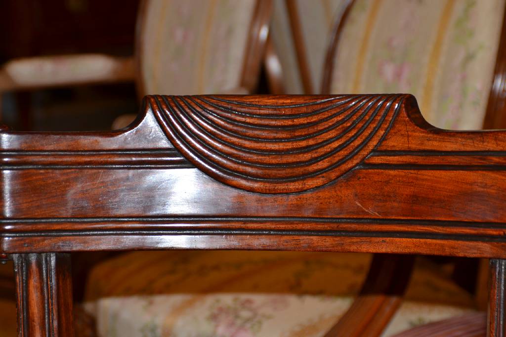 Detail a: 6 Regency-Stühle, England um 1790-1810, Mahagoni, Schauteile doppelt u. einfach gerieft, aufsetzte Knöpfe, Beine gegenläufig geschweift, sparsame ...