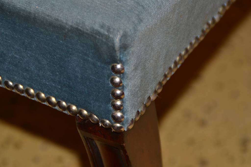 Detail b: 6 Regency-Stühle, England um 1790-1810, Mahagoni, Schauteile doppelt u. einfach gerieft, aufsetzte Knöpfe, Beine gegenläufig geschweift, sparsame ...