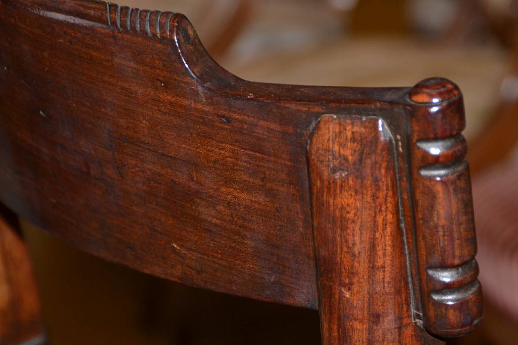 Detail c: 6 Regency-Stühle, England um 1790-1810, Mahagoni, Schauteile doppelt u. einfach gerieft, aufsetzte Knöpfe, Beine gegenläufig geschweift, sparsame ...