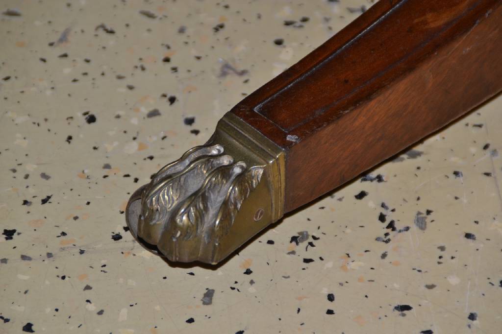 Detail a: Tisch, um 1850/60, Mahagoni massiv, Tischplatte lässt sich zum Zierobjekt hochklappen, Säule reich gedrechselt, 4 geschweifte, geriefte Tischbeine ...
