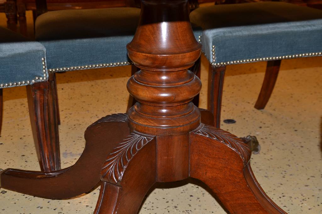 Detail b: Tisch, um 1850/60, Mahagoni massiv, Tischplatte lässt sich zum Zierobjekt hochklappen, Säule reich gedrechselt, 4 geschweifte, geriefte Tischbeine ...