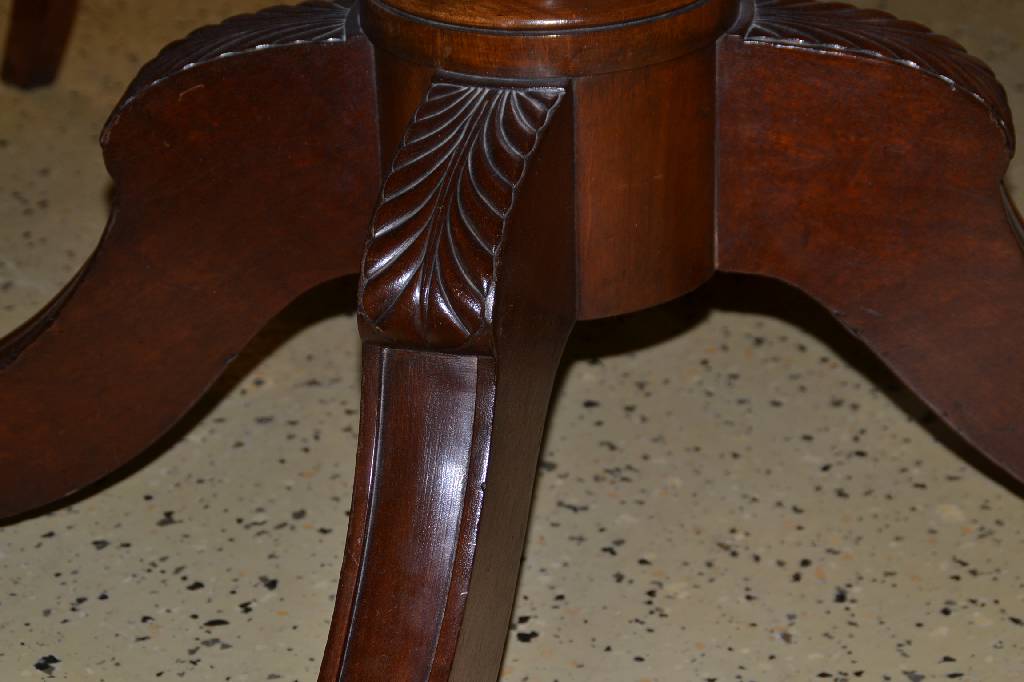 Detail c: Tisch, um 1850/60, Mahagoni massiv, Tischplatte lässt sich zum Zierobjekt hochklappen, Säule reich gedrechselt, 4 geschweifte, geriefte Tischbeine ...