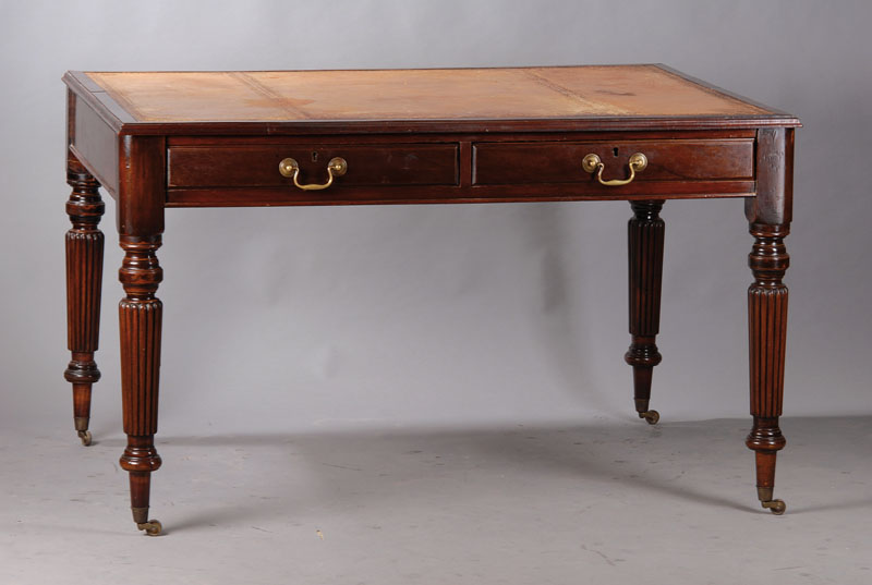 Partners-Desk, England um 1840/50, Pyramidenmahagoni gespiegelt verlegt, 4-schübig, Platte mit beigem, punziertem Lederbeschlagen u. z.T. Gold ...