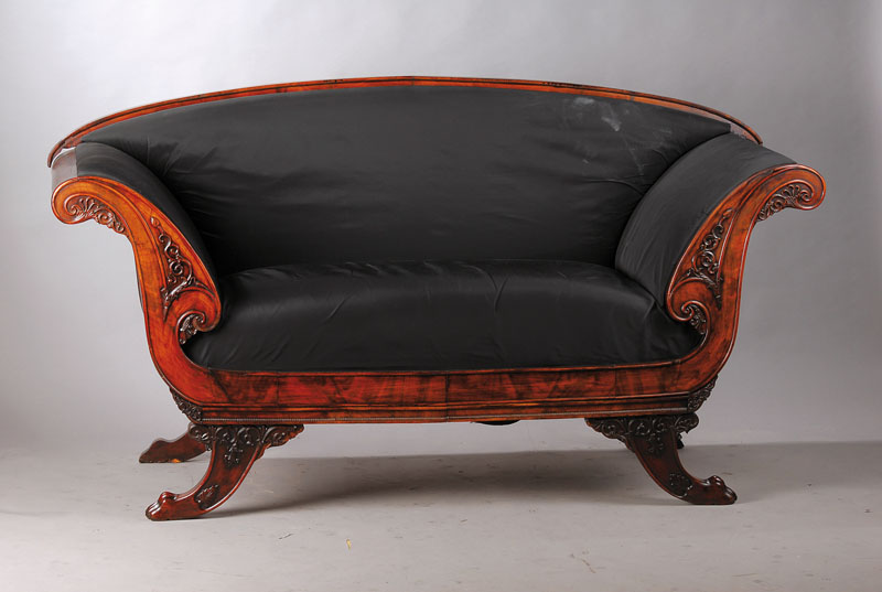Sofa, mitteldeutsch um 1830, 2-sitzer, Mahagoni furniert z.T. massiv, Anspielung auf Lyraform, Perlleistenverzierung, aufgesetzte Zierteile, ...
