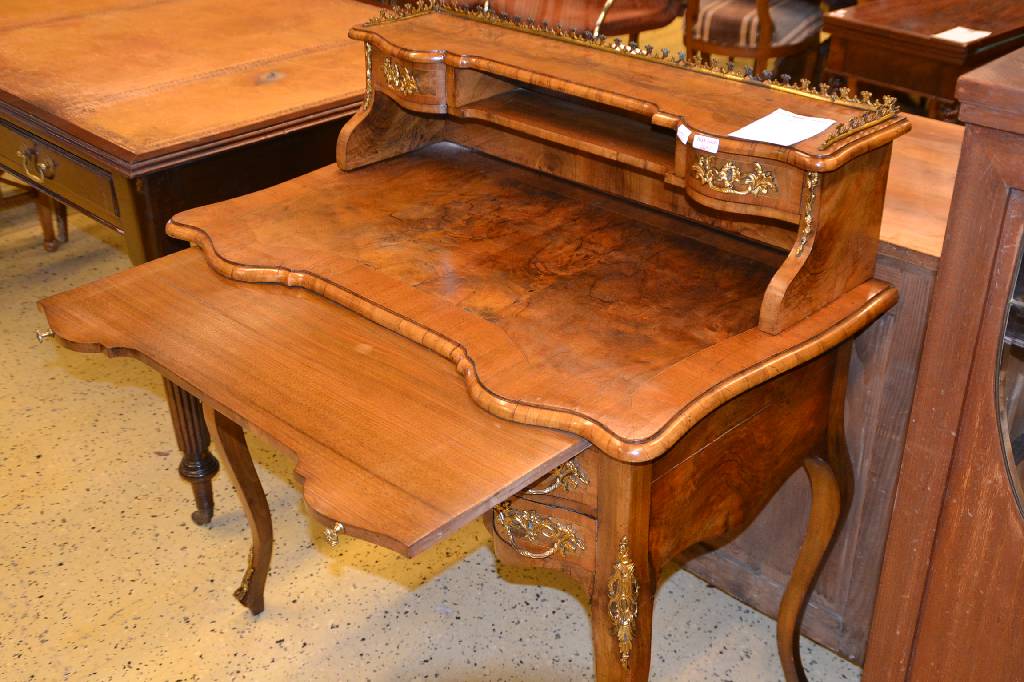 Detail a: Damenaufsatzschreibtisch, Dresden um 1860/70, sog. Dresdner Barock, Wurzelnussfurnier gespiegelt verlegt, Korpus Eiche, Fadenintarsien, allseitig ...