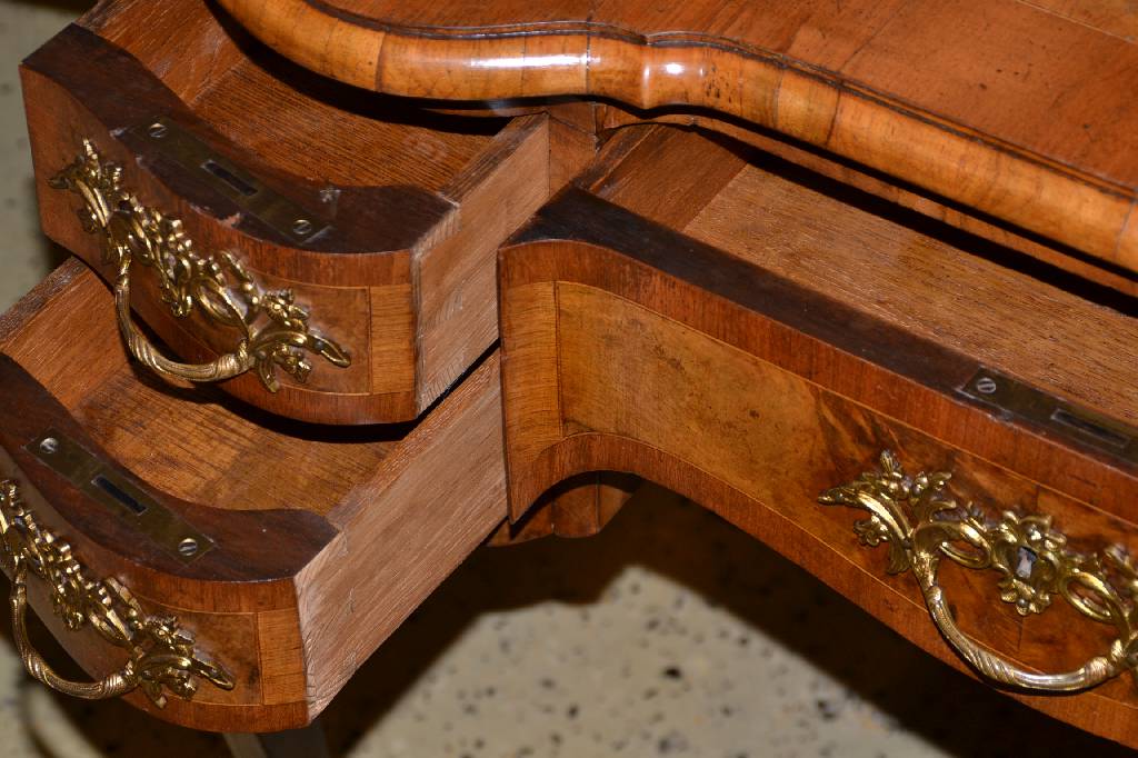 Detail b: Damenaufsatzschreibtisch, Dresden um 1860/70, sog. Dresdner Barock, Wurzelnussfurnier gespiegelt verlegt, Korpus Eiche, Fadenintarsien, allseitig ...