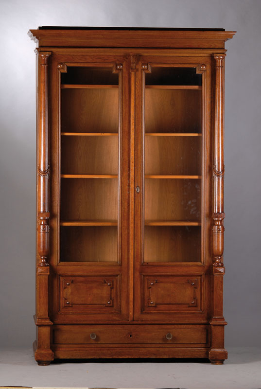 Gründerzeitvitrine, bzw. -bücherschrank, um 1880 Eiche massiv u. z.T. furniert, seitliche Vollsäulen mit Girlandenverzierung, integ. Schublade, ...