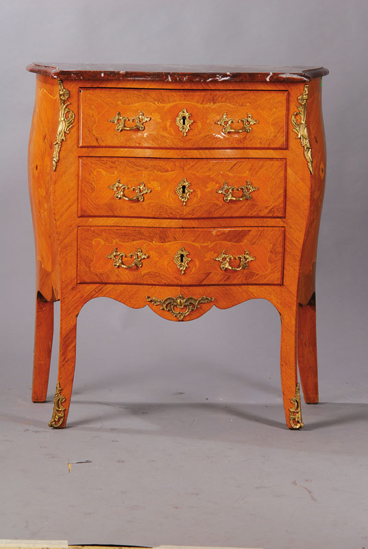 Kommode, Frankreich um 1900/10, Palisander- u. Nussbaumfurnier, Korpus Eiche, auf Rahmen gearbeitet, bombierte Form, Blumenmarketerie aus Zitronen- ...