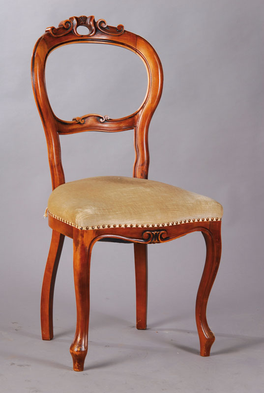 Ballonrückenstuhl um 1900, Lehne u. Querholzmit Volutenverzierungen, orig. Federung, H. ca. 98 cm, Sh. ca. 47cm