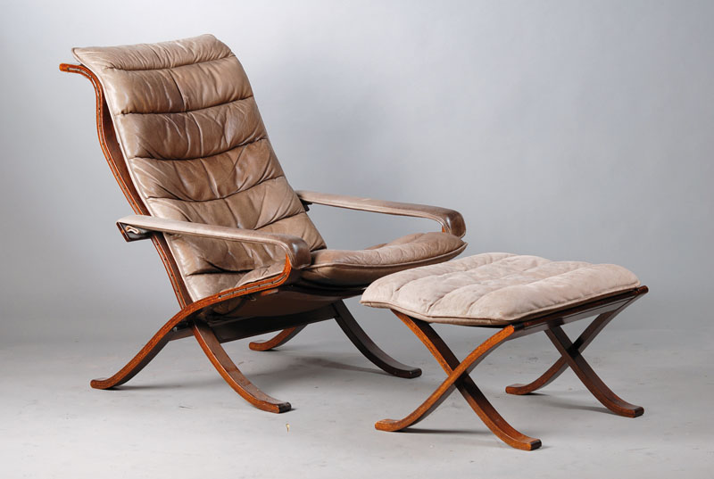 Designersessel mit Hocker, deutsch um 1965, Bugholz, Lederbespannung, sehr komfortabel, Gebr.-Sp., H. ca. 92x cm, Sh. ca. 40 cm, Hockerhöhe ca. 38 cm