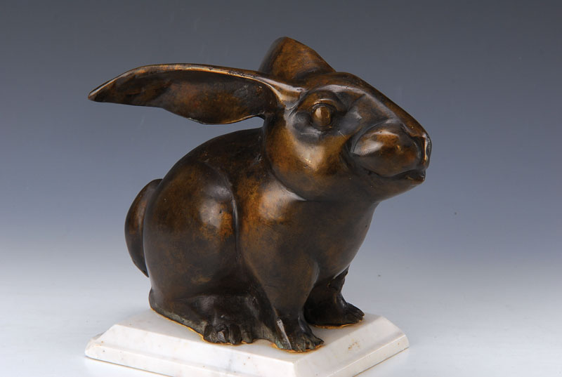 Gernot Rumpf, geb. 1941 Kaiserlautern, Hase in stiltypischer Haltung, Bronzeskulptur,frontal konzipiert, in stiltypischer fantastischer Manier des ...