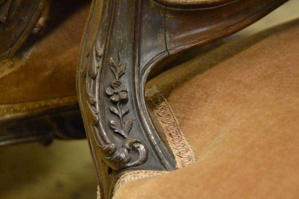 Detail a: Polstermöbel, Salon, Frankreich um 1890-1900, Gestelle Nussbaum massiv, allseitig geschweift, Polsterung und Bezüge in den 70 Jahren erneuert, ...