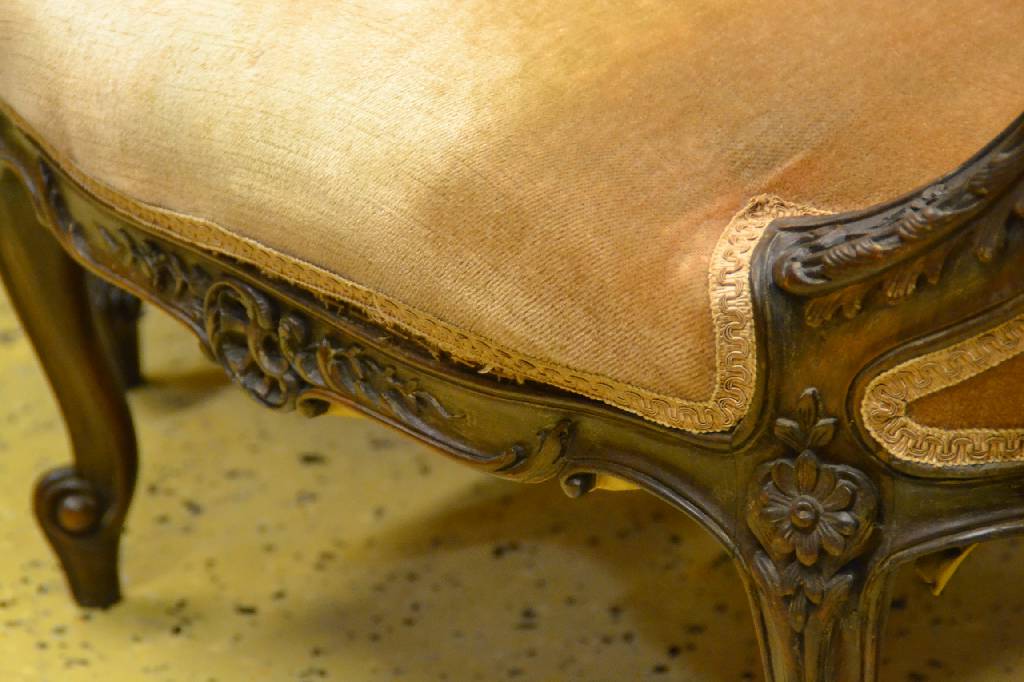 Detail b: Polstermöbel, Salon, Frankreich um 1890-1900, Gestelle Nussbaum massiv, allseitig geschweift, Polsterung und Bezüge in den 70 Jahren erneuert, ...
