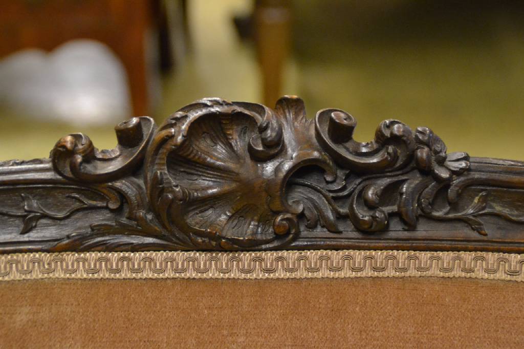 Detail c: Polstermöbel, Salon, Frankreich um 1890-1900, Gestelle Nussbaum massiv, allseitig geschweift, Polsterung und Bezüge in den 70 Jahren erneuert, ...