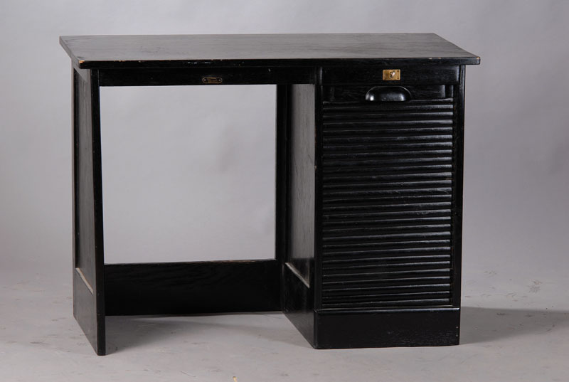 Schreibtisch, Thonet, Entwurf um 1905/10, Ausführung später, Eiche massiv, schwarz gelackt, Innenleben mit 3 sek. Einlegeböden, orig. Plakette, ...