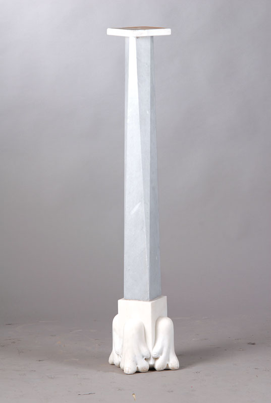 Marmorsäule, Italien um 1970, Einzelanfertigung, Handarbeit, Säule verlaufend, vierkant, Ecken des Oberteils abgeplattet, Fußteil quadratisch mit ...
