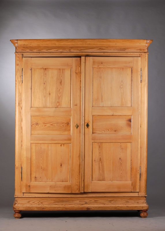 Biedermeierschrank, Pfalz um 1840/50, Türen je 3-fach kassettiert, guter Zustand, gute Holzauswahl, ca. 212x170x60 cm