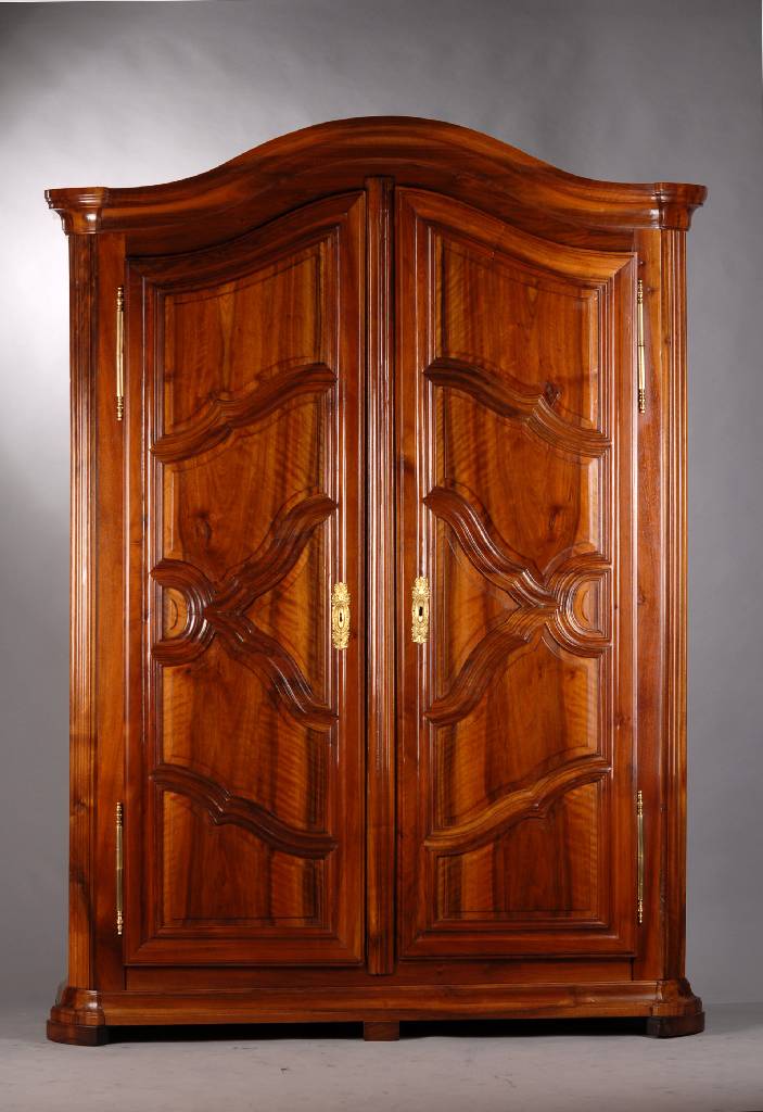 Louis-Seize-Schrank, Lothringen um 1780, Nussbaum furniert, Kopf geschweift, Beschläge aus Messingblech sek., orig. Schloss u. Schlüssel, ...