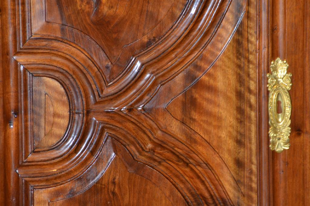 Detail a: Louis-Seize-Schrank, Lothringen um 1780, Nussbaum furniert, Kopf geschweift, Beschläge aus Messingblech sek., orig. Schloss u. Schlüssel, ...
