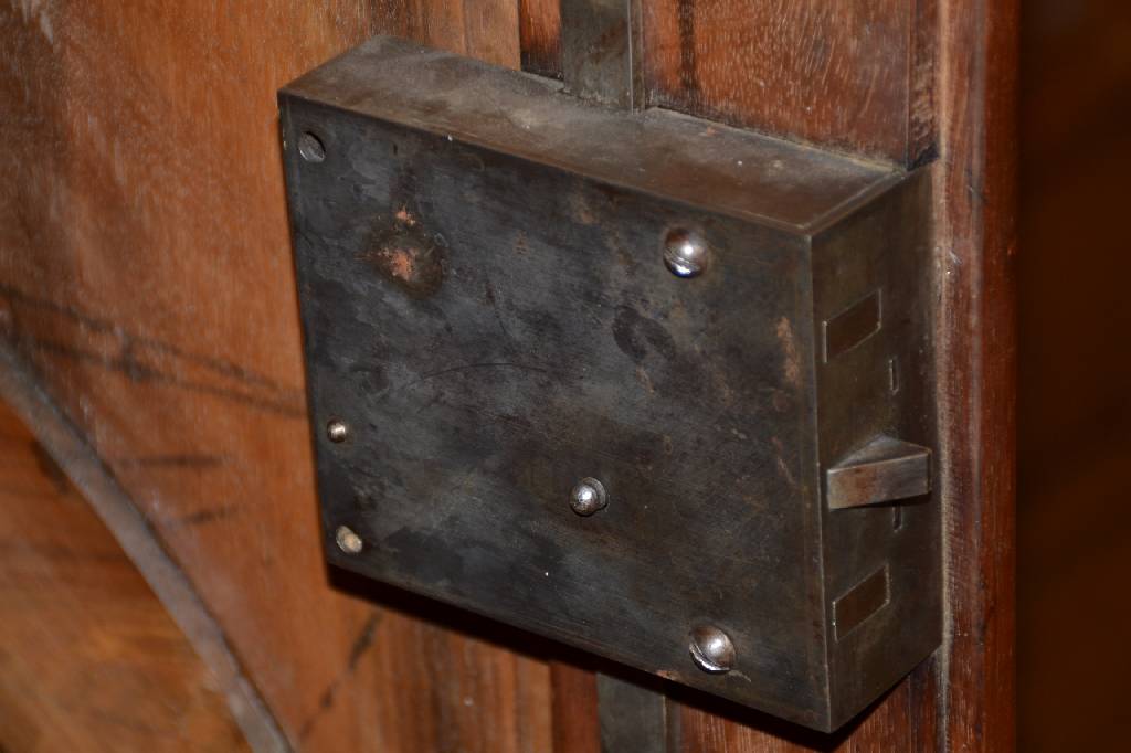 Detail b: Louis-Seize-Schrank, Lothringen um 1780, Nussbaum furniert, Kopf geschweift, Beschläge aus Messingblech sek., orig. Schloss u. Schlüssel, ...