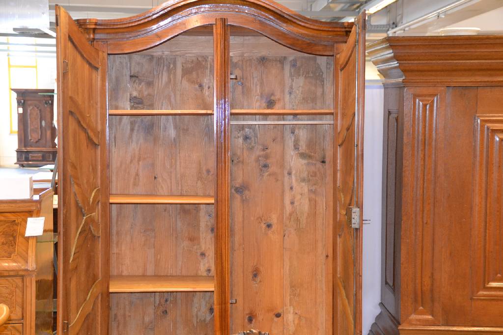 Detail c: Louis-Seize-Schrank, Lothringen um 1780, Nussbaum furniert, Kopf geschweift, Beschläge aus Messingblech sek., orig. Schloss u. Schlüssel, ...