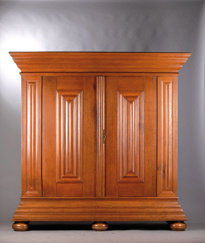 Wellenschrank, Hessen um 1750/60, Eiche massiv, Kopf u. Fuß 8-fach bzw. 5-fach getreppt, rythmische Durchgliederung, Lisenen u. Inlets passig, ...
