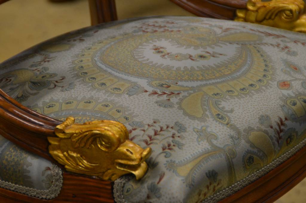 Detail b: Zierlicher Damenschreibtisch mit passendem Stuhl, Italien um 1965, Hersteller Marconi Arte, Rosenholzfurnier, Korpus Hartholz, Barockstil, Platte mit ...