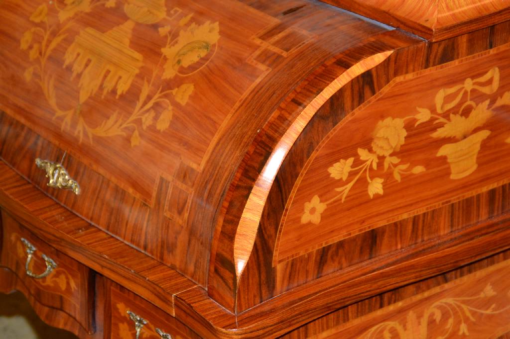 Detail c: Zierlicher Damenschreibtisch mit passendem Stuhl, Italien um 1965, Hersteller Marconi Arte, Rosenholzfurnier, Korpus Hartholz, Barockstil, Platte mit ...