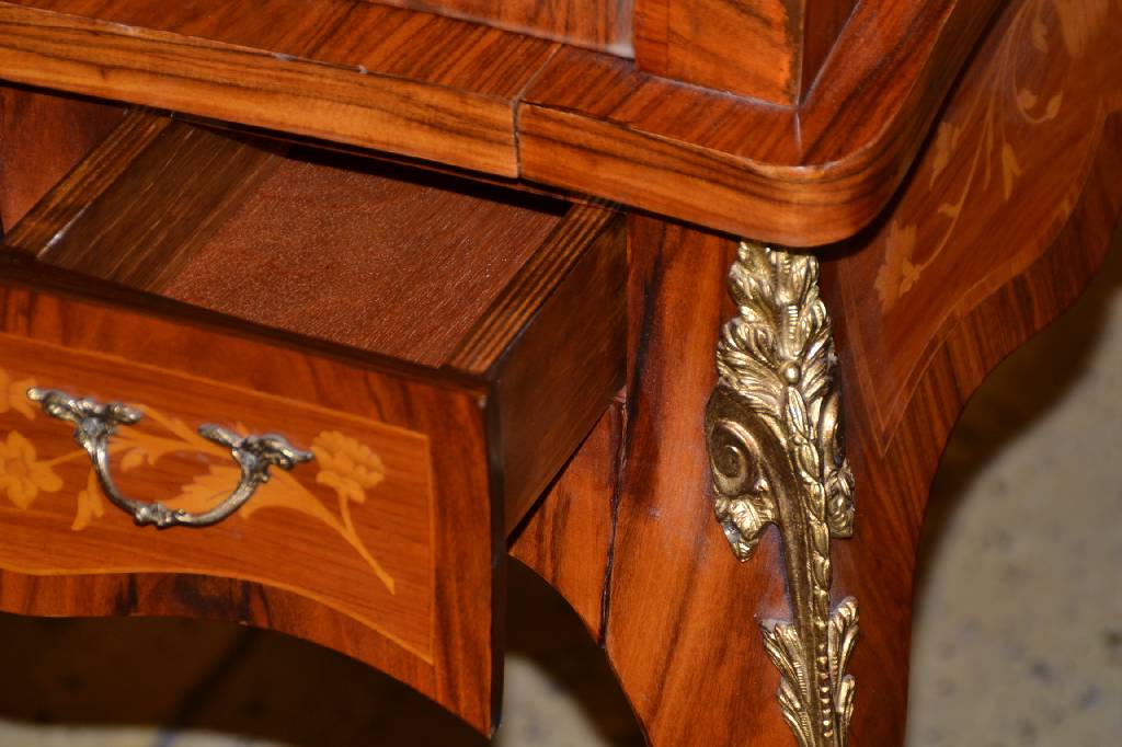 Detail d: Zierlicher Damenschreibtisch mit passendem Stuhl, Italien um 1965, Hersteller Marconi Arte, Rosenholzfurnier, Korpus Hartholz, Barockstil, Platte mit ...