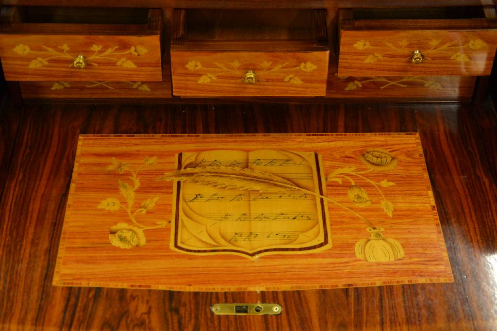 Detail e: Zierlicher Damenschreibtisch mit passendem Stuhl, Italien um 1965, Hersteller Marconi Arte, Rosenholzfurnier, Korpus Hartholz, Barockstil, Platte mit ...