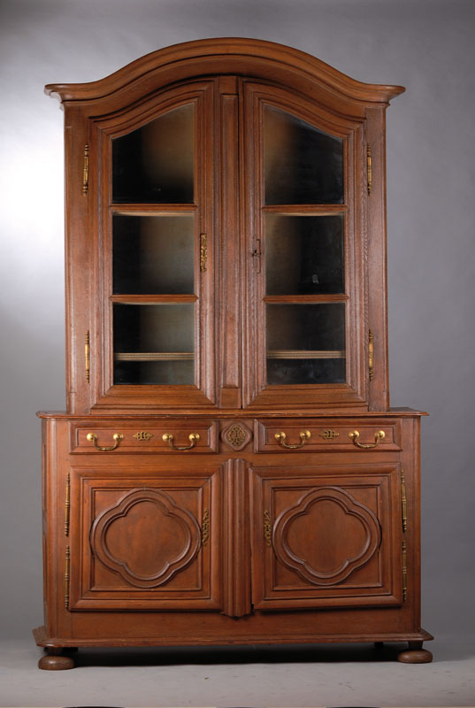 Aufsatzvitrine, Lothringen um 1780, Eiche massiv, Kopf geschweift und vielfach profiliert,Vitrine (diese um 1780) frontseitig neu verglast u. ...