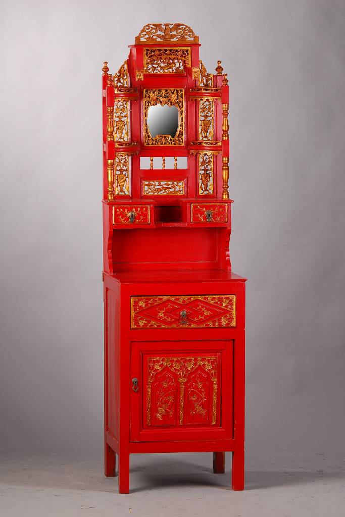 Altarschränkchen, Indonesien um 1900, Niederländischer Kolonialstil, Korpus Eiche, rot lackiert, partiell goldfarben staffierte Balustersäulen u. ...