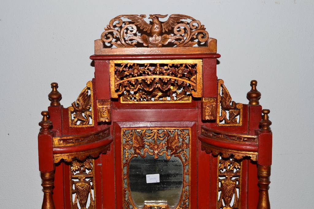 Detail a: Altarschränkchen, Indonesien um 1900, Niederländischer Kolonialstil, Korpus Eiche, rot lackiert, partiell goldfarben staffierte Balustersäulen u. ...