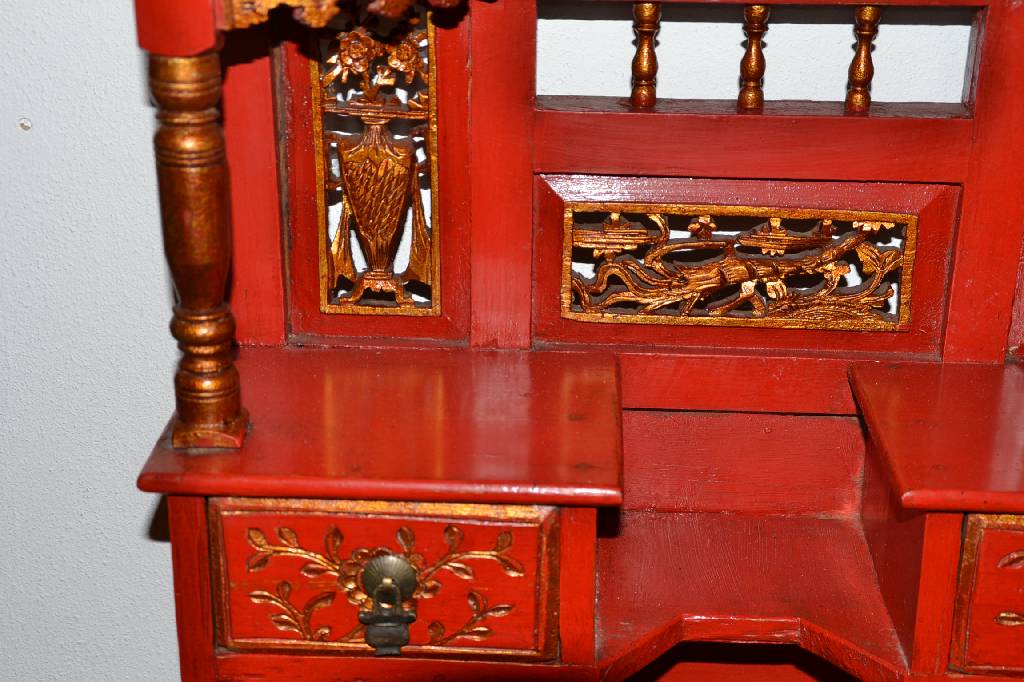 Detail b: Altarschränkchen, Indonesien um 1900, Niederländischer Kolonialstil, Korpus Eiche, rot lackiert, partiell goldfarben staffierte Balustersäulen u. ...