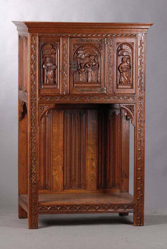 Stollenschrank, um 1870/80, Eiche massiv, Kopf vielfach profiliert, Schrankteil 1-türig, 3-fach kassettiert je mit Schnitzereien aus dem Vollholz in ...