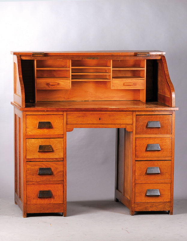 Rollbüro, Jugendstil um 1900, Korpus Eiche, teilweise verschiedene Edelhölzer bzw. Pappe, Unterteil 9-schübig, Rollbürofront 2-fach geschweift, ...
