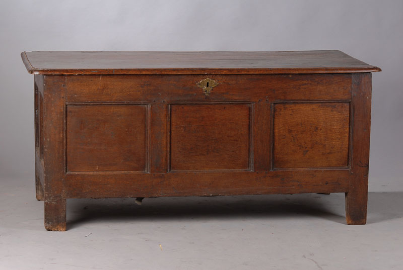 Stollentruhe, sog. Flachdeckeltruhe, um 1830, Eiche geschwärzt, Front 3-fach kassettiert, Seiten 2-fach kassettiert, Boden sek., schwundrissig, ca. ...