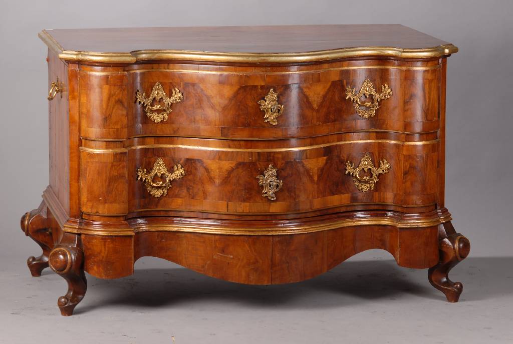 Barockkommde, wohl England um 1780, Nussbaumfurnier,Korpus Weichholz, 2-schübig, Platte (diese in der Zeit erneuert) doppelt gespiegelt verlegt, ...
