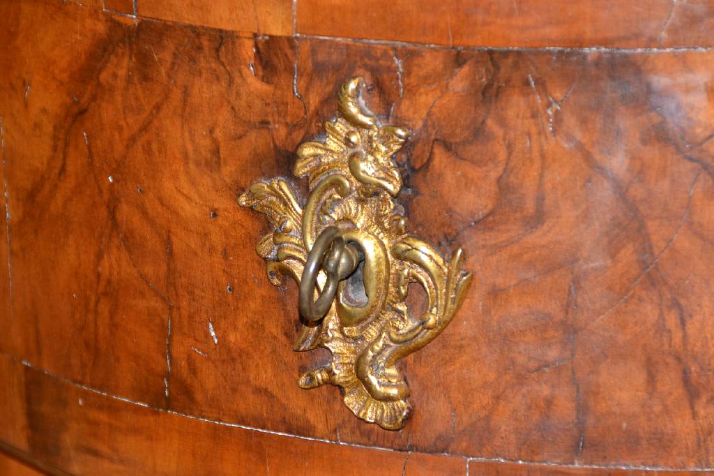 Detail a: Barockkommde, wohl England um 1780, Nussbaumfurnier,Korpus Weichholz, 2-schübig, Platte (diese in der Zeit erneuert) doppelt gespiegelt verlegt, ...