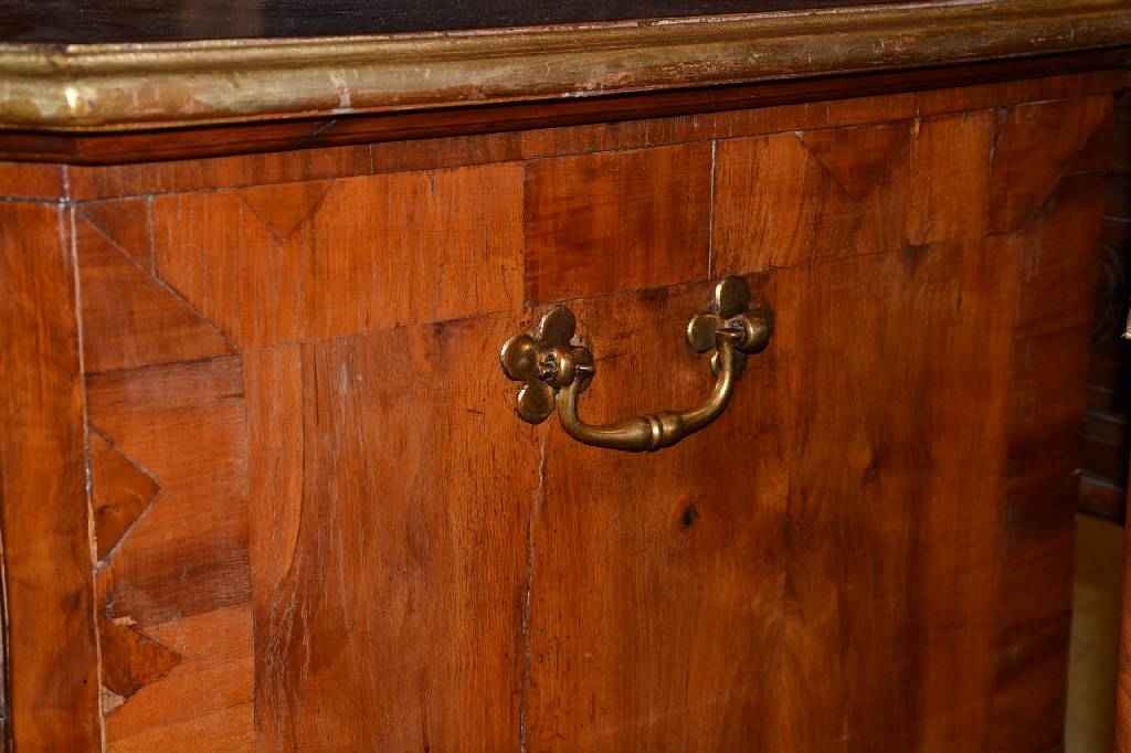 Detail c: Barockkommde, wohl England um 1780, Nussbaumfurnier,Korpus Weichholz, 2-schübig, Platte (diese in der Zeit erneuert) doppelt gespiegelt verlegt, ...