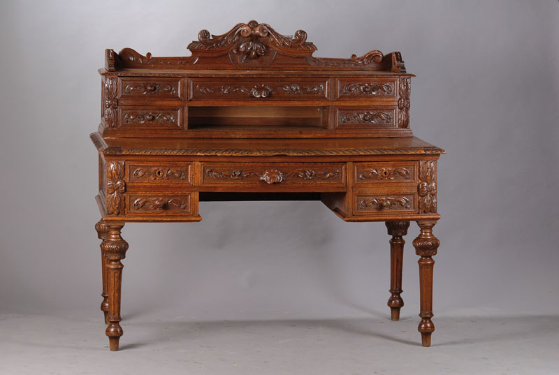 Aufsatzschreibtisch, Frankreich um 1880/90, Eiche massiv, eklizistischer Stil, Aufsatz 5-schübig, 1 Ablagefach, volutenverzierte Schnitzerei aus dem ...