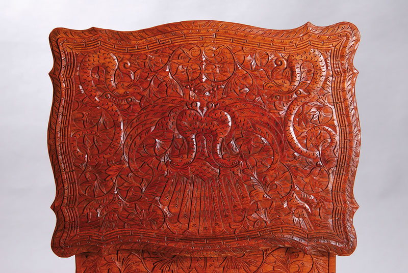 Detail a: Nähtisch, Indonesien um 1930/40, Teakholz, ausgiebig mit Flachschnitzerei u. Durchbrucharbeiten verziert, Platte geschweiftu. gespiegelt beschnitzt, ...